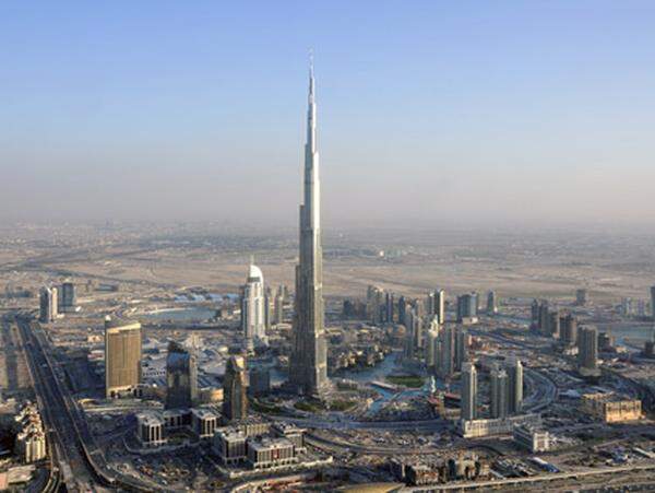 Mit dem Wolkenkratzer hat der arabische Wüstenstaat den bisherigen Rekordhalter, das 508 Meter hohe Gebäude "Taipei 101" in der taiwanischen Hauptstadt Taipeh um Längen überholt.