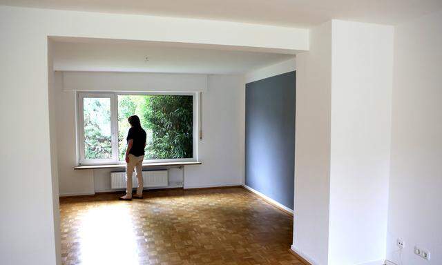 Das Wohnzimmer eines leerstehendes Hauses mit frisch gestrichenen W�nden Symbolfoto Immobilienmarkt