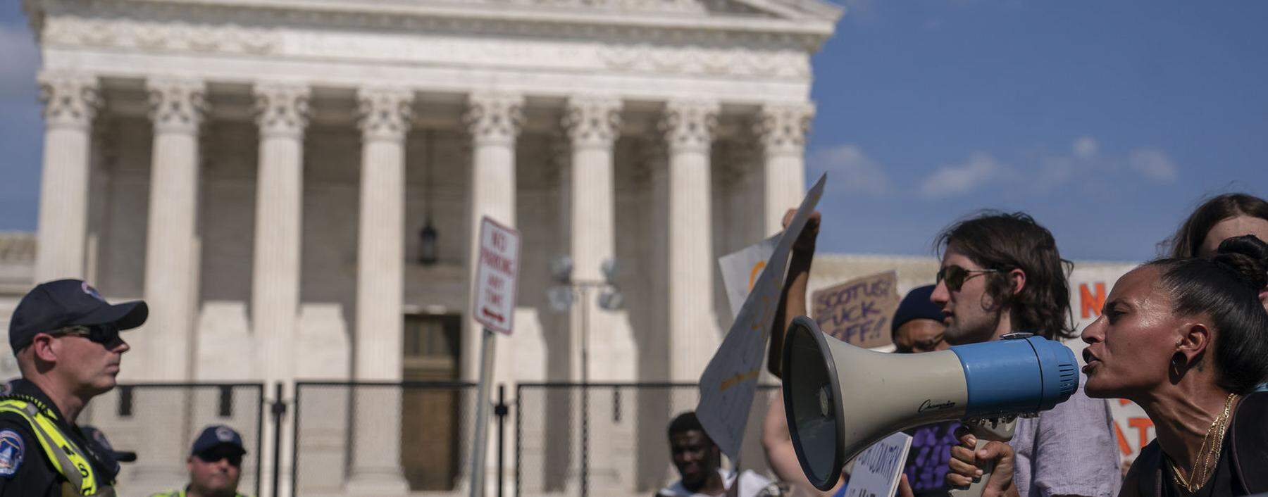 Nach dem Abtreibungsurteil des Obersten Gerichtshofs haben sich Menschen vor dem Supreme Court in Washington versammelt - die einen feierten die Entscheidung, die anderen zeigten sich entsetzt. 