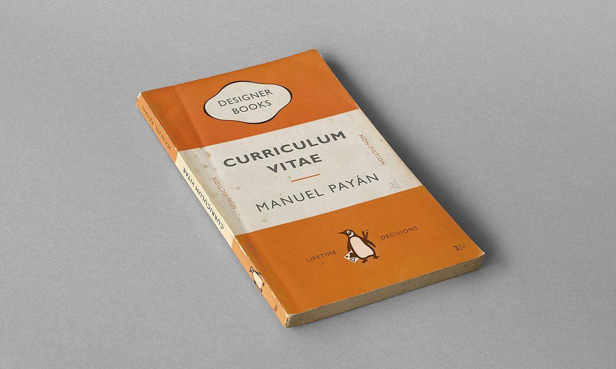 Auch als Buch, aber eher als alten Klassiker, präsentiert Designer Manuel Payan seinen Lebenslauf. Am Buchdeckel sind die wichtigsten Eckdaten seiner Karriere zu finden. Er ist schließlich der Autor seiner Berufsgeschichte.