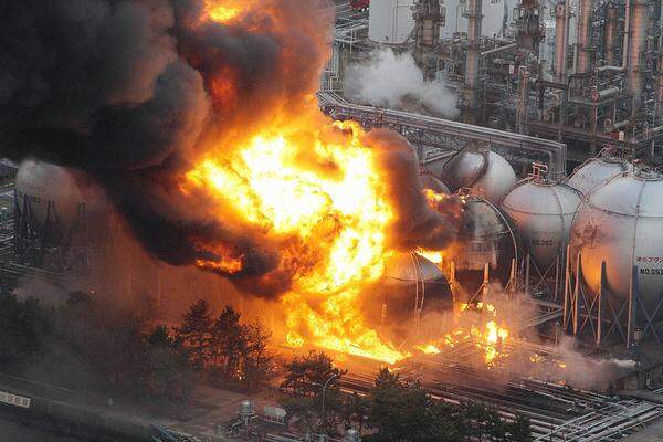 Nach Regierungsangaben sind im Nordosten Japans rund 100 Feuer ausgebrochen. In einer brennenden Raffinerie in Chiba nördlich von Tokio gab es Explosionen.