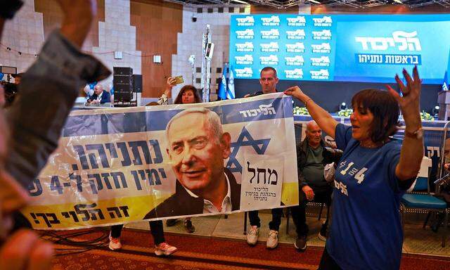 Anhänger Netanjahus jubelten, als erste Exit-Poll-Ergebnisse bekannt gegeben wurden.