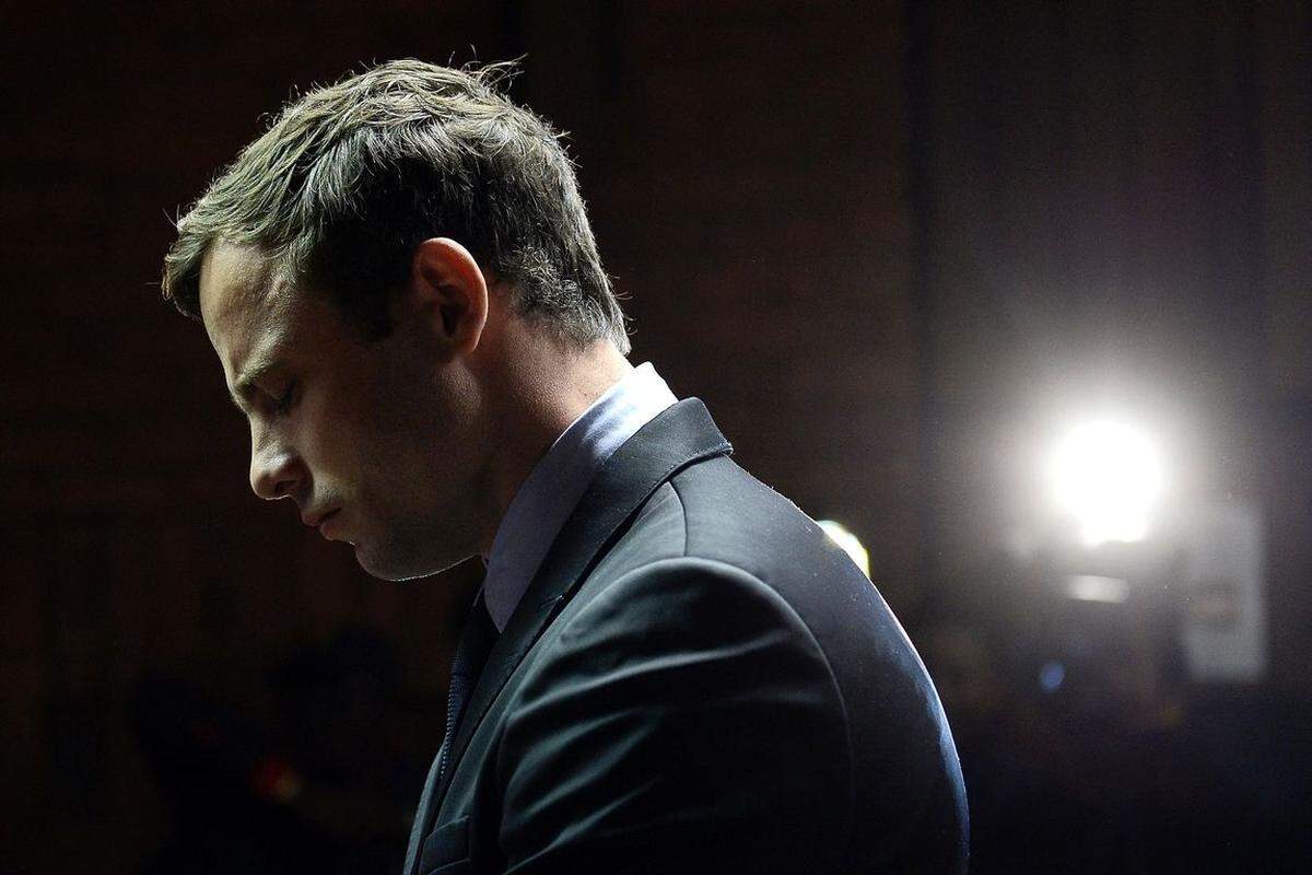 Am 3. Dezember ist Pistorius im Berufungsverfahren wegen Mordes an Reeva Steenkamp verurteilt worden. Der Angeklagte habe mit "krimineller Absicht" gehandelt, urteilte das Gericht in Bloemfontein und verwies den Fall an die Vorinstanz zurück. Pistorius drohen nun mindestens 15 Jahren Haft. Damit wurde das vorherige Urteil, fünf Jahre Haft wegen fahrlässiger Tötung, aufgehoben.