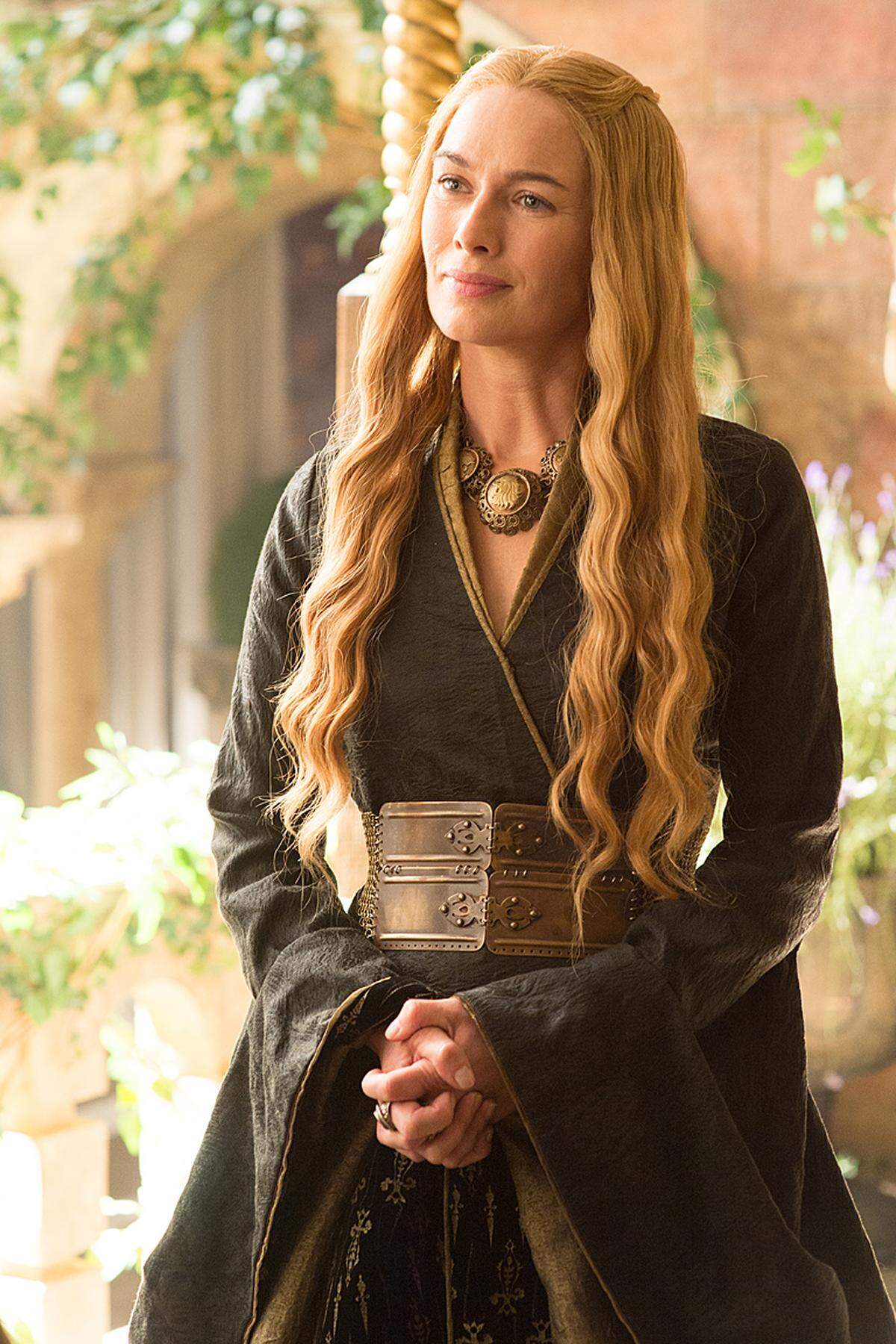 Die Witwe von König Robert Baratheon stammt aus dem Haus Lannister und ist weit ehrgeiziger, als ihre sanfte Art vermuten lässt. Mutter des verstorbenen Königs Joffrey, des amtierenden Königs Tommen und der nach Dorne verschifften Myrcella. Hat ein ungesundes Naheverhältnis zu ihrem Zwillingsbruder Jaime.