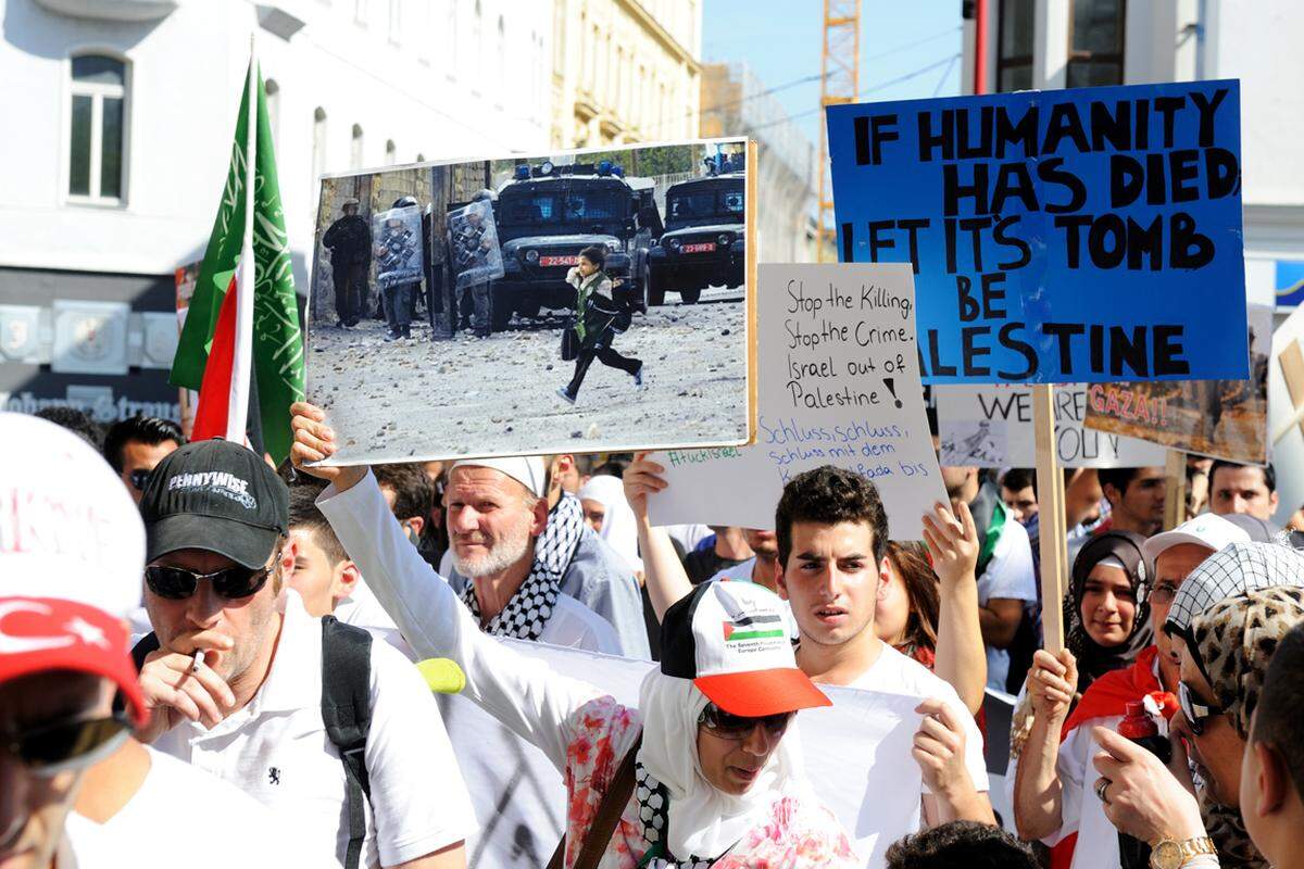 "Austria for Gaza", "Lasst Gaza leben, lasst Gaza frei" oder "Freiheit für Palästina" war unter anderem auf den Plakaten der Demonstranten zu lesen. Um ihre Forderung nach Frieden zu unterstreichen trugen sie zumeist weiße T-Shirts.