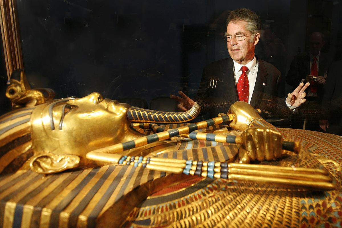 ROBERT JÄGER: Im Land der Pharaonen, Kairo, Ägypten, 22.10.2007 Bei einem dreitägigen Arbeitsbesuch in Ägypten besichtigt Bundespräsident Heinz Fischer den Sarkophag von Tutanchamun im Nationalmuseum.