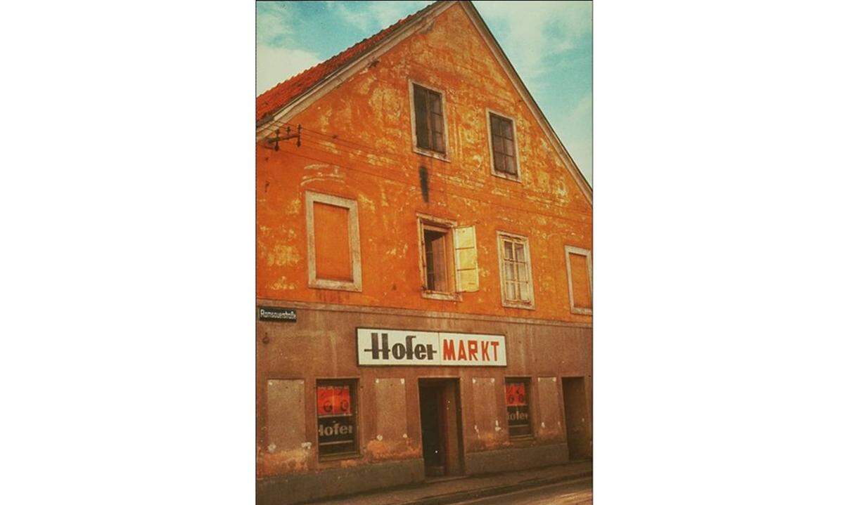 Oft wird gefragt, wieso heißt der Hofer nicht Aldi. Das Unternehmen durfte den Namen Aldi in Österreich aus markenrechtlichen Gründen nicht verwenden. Deshalb firmiert es unter Hofer. 1967 wurde die von Helmut Hofer im Jahre 1962 gegründete Filialkette Hofer übernommen.