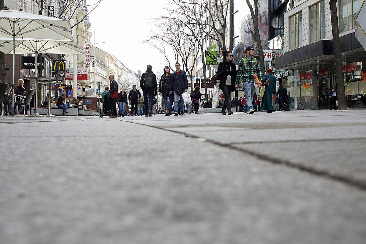 Der größere Abschnitt zwischen Kirchengasse und Kaiserstraße war bereits im Vorjahr umgestaltet worden. Die Gesamtkosten des monatelang debattierten Projekts belaufen sich auf rund 25 Millionen Euro.