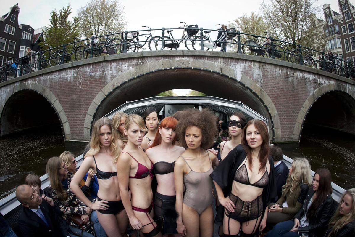 Bei der Floating Fashion Week in Amsterdam befindet sich jeder Laufsteg auf einem Boot. 