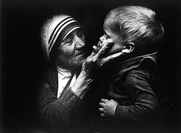 Im Alter von 18 Jahren ist Mutter Teresa den irischen Loreto-Schwestern beigetreten, die sie als Lehrerin nach Kolkata sandten. 1948 verließ sie diese Gemeinschaft und ging nach einem Ruf Christi in eines der schlimmsten Elendsviertel der ostindischen Stadt, um dort das Leben der Armen zu teilen und ihnen zu helfen.