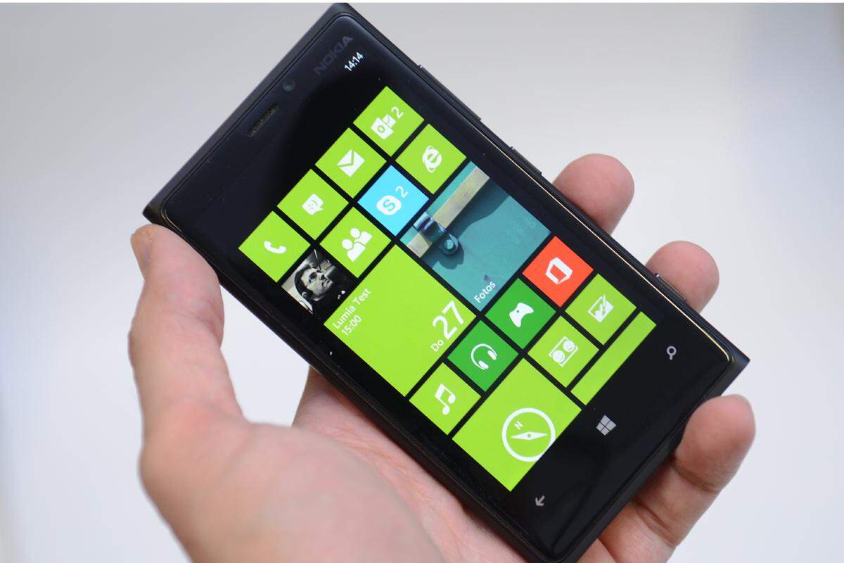 Schaltet man das neue Nokia-Flaggschiff ein, wird man von einem der aktuell besten Displays begrüßt. 4,5 Zoll Diagonale, 1280 x 768 Auflösung und damit eine höhere Pixeldichte als beim iPhone 5. Das Gewicht merkt man aber nach einiger Zeit nicht mehr. Und es stellt sich das alte Nokia-Hardware-Feeling ein. Das Lumia 920 fühlt sich wieder so solide an, als könnte man damit in den Krieg ziehen.