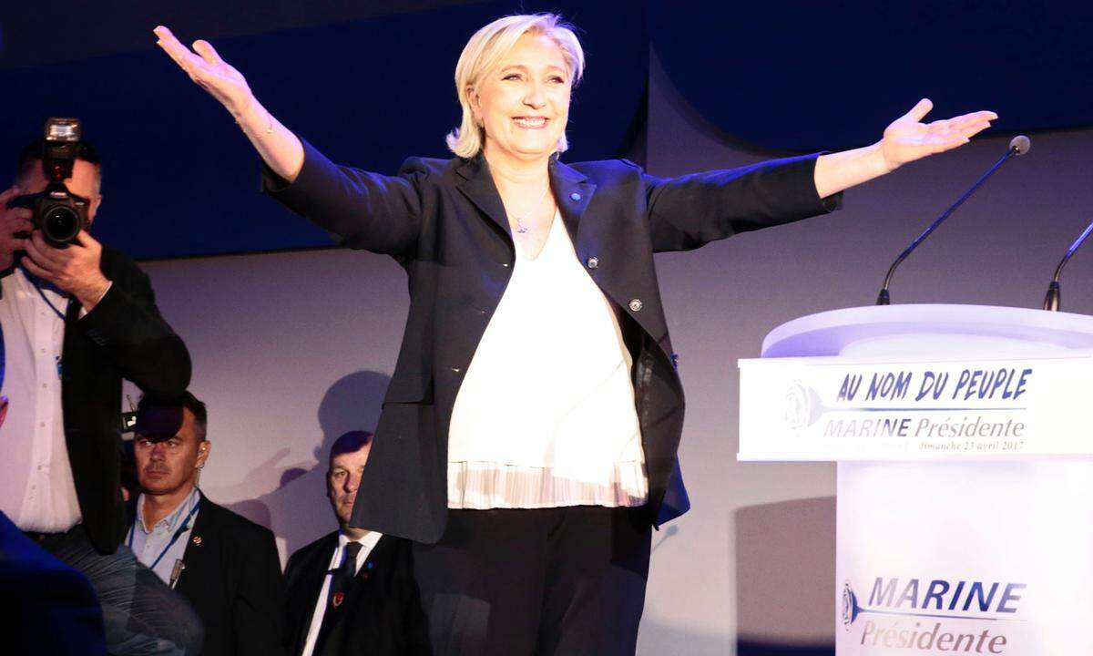 Auch sie jubelte. Vor fünf Jahren hatte Marine Le Pen vom rechtsextremen Front National noch die Stichwahl verpasst. Nun gilt sie in der Stichwahl am 7. Mai aber als Außenseiterin. Sie positioniert sich als Kämpferin gegen das System, als dessen Vertreter sie Macron sieht.