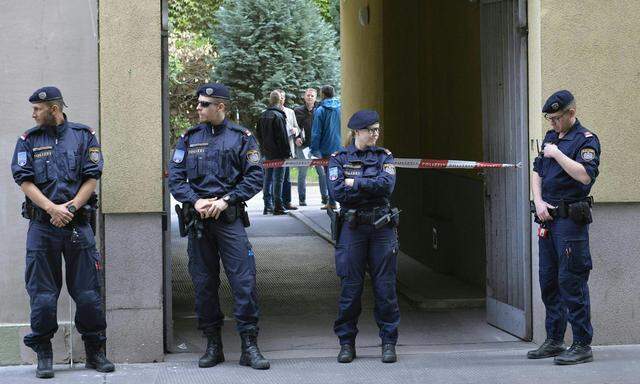 Tatortsicherung: Montagfrüh untersuchten Ermittler den Tatort in der Puchsbaumgasse in Wien-Favoriten.