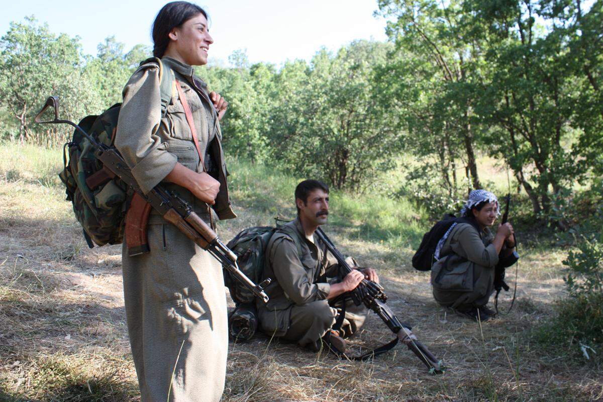 In den Reihen der PKK kämpfen viele Frauen, auch als Kommandantinnen. Einige Schätzungen gehen sogar von einem Frauenanteil von bis zu 40 Prozent aus. Die Frauen führen das selbe entbehrungsreiche Leben wie die männlichen Kämpfer. Sie sind mit schwerem Gepäck unterwegs, wechseln alle paar Tage ihren Standort und wohnen im Winter versteckt in Höhlen.