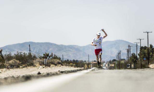 Klaus Höfler läuft durch das Death Valley bei 35 Grad. In der Hitze braucht es eine gute Lauftechnik.