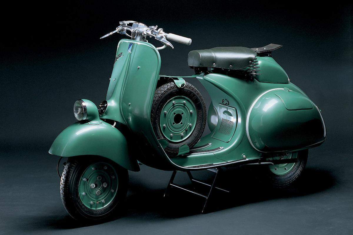 „Ich bin noch nie auf einem Motorrad gesessen!“ Piaggio, pragmatisch: „Dann können Sie die Aufgabe ja unbelastet angehen.“ (Im Bild: Vespa Seigiorni aus dem Jahr 1952.)