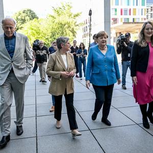 Lange nicht mehr gesehen: Die deutsche Ex-Bundeskanzlerin Angela Merkel (Mitte) war in Berlin zu Gast bei einer Feier für Jürgen Trittin (li.)