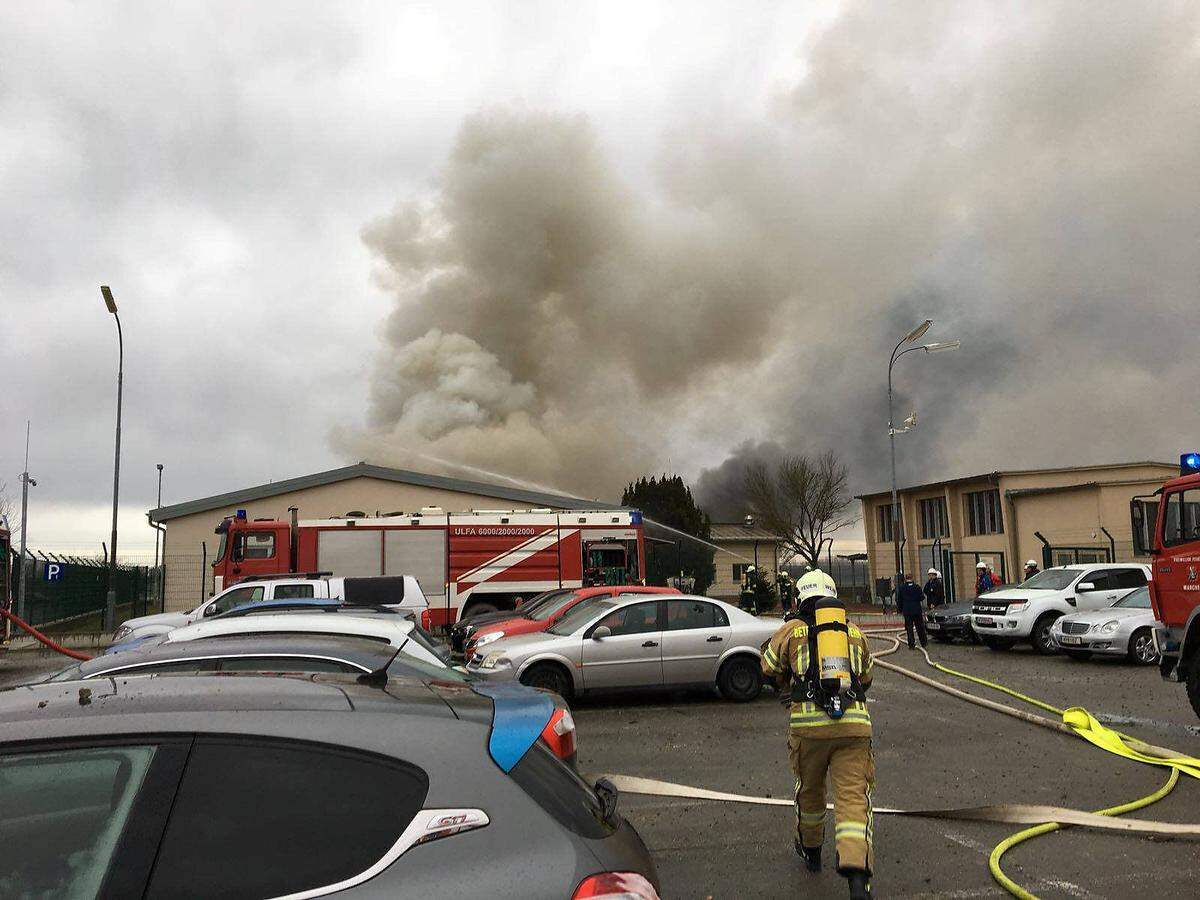 Ein Feuerwehrmann auf dem Weg zum Brandort.