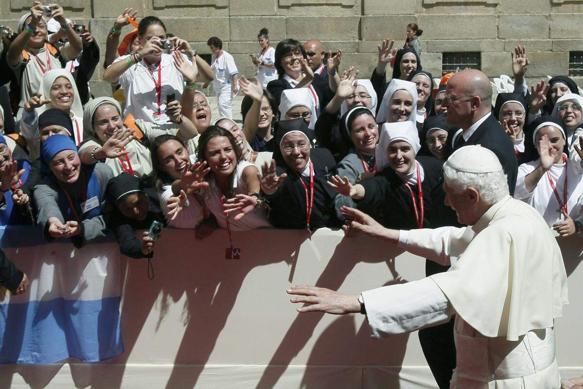 Bei seiner Ankunft vor dem Kloster reichte Papst Benedikt XVI. Bewohnern San Lorenzo de El Escorials zur Begrüßung die Hände. Nach seinem Treffen mit jungen Nonnen des Ordens nahm der Papst die Segnung vor. Danach kehrte er wieder nach Madrid zurück.