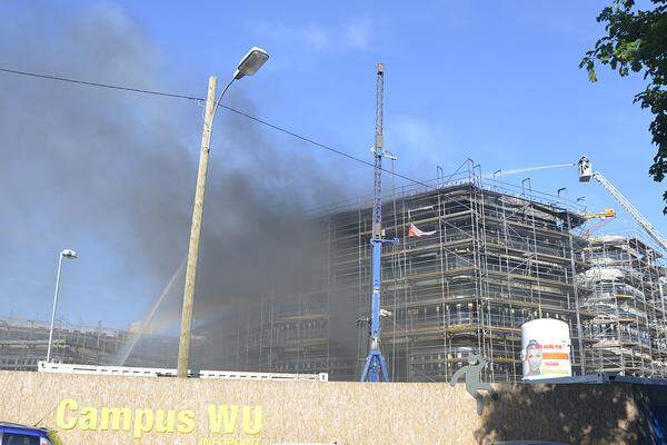 Auf der Baustelle für den Neubau der Wirtschaftsuniversität beim Prater ist es zu einem Brand gekommen. Das Feuer brach auf dem Dach des in Bau befindlichen Gebäudes W2 Ecke Messestraße/Südportalstraße vermutlich bei Flämmarbeiten aus.