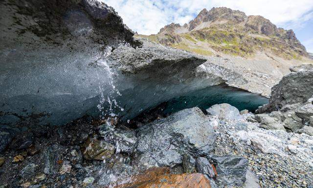 Die gesamte hochalpine Landschaft um den einst massiven Eiskörper des Tiroler Jamtalgletschers ist in Bewegung. Das Tempo der Gletscherschmelze in den Ostalpen hat in den vergangenen Jahren dazu geführt, dass die einst massiven Eiskörper nahezu vor den Augen der Forscher zerbröseln.