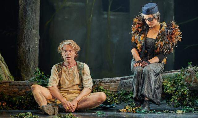 Tochter von Wotan und Papagena? Ava Dodd als Waldvogel neben Tilmann Unger als Siegfried. 
