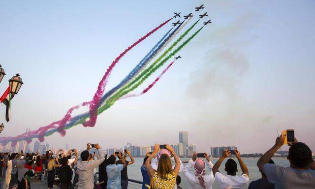 Zum Nationalfeiertag (2. 12.) führt die Luftwaffe der Vereinigten Arabischen Emirate Kunststücke vor und zaubert ein buntes Bild in den Himmel.