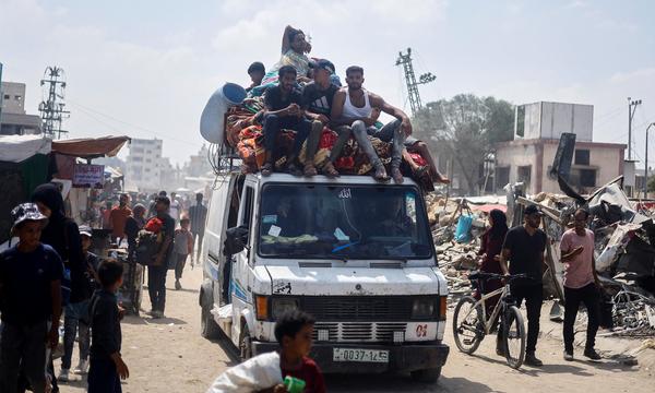 Palästinenser fliehen aus dem östlichen Teil von Khan Younis, nachdem sie von der israelischen Armee dazu aufgefordert wurden.