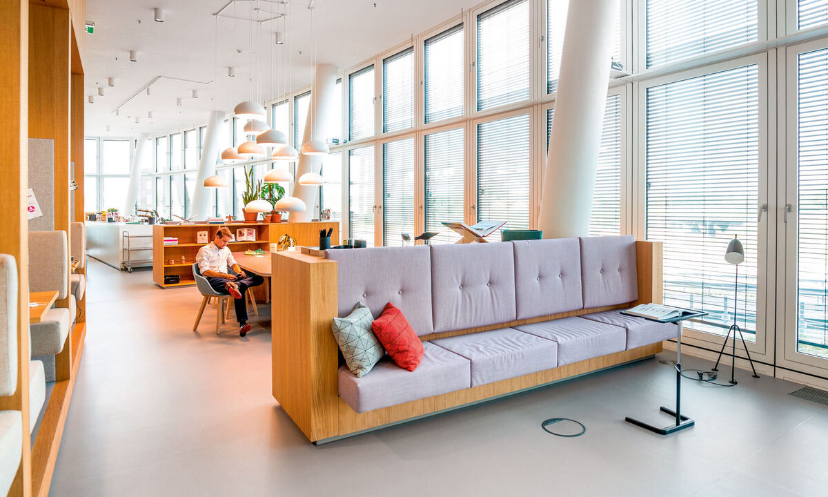 Gemütliche Ecke 1: Im Spaces Vienna Orbi Tower laden Rückzugsmöglichkeiten zum Entspannen oder Plaudern ein.