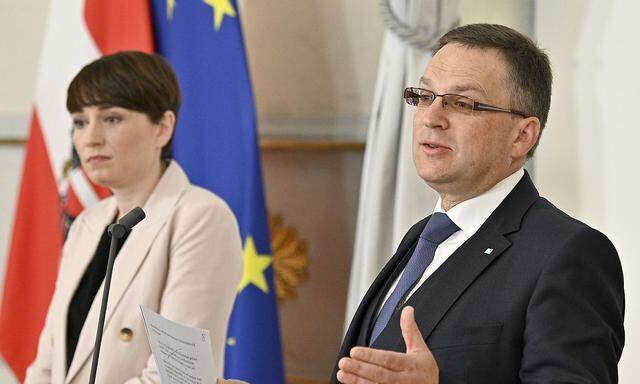 August Wöginger und Sigrid Maurer vor dem Ministerrat.