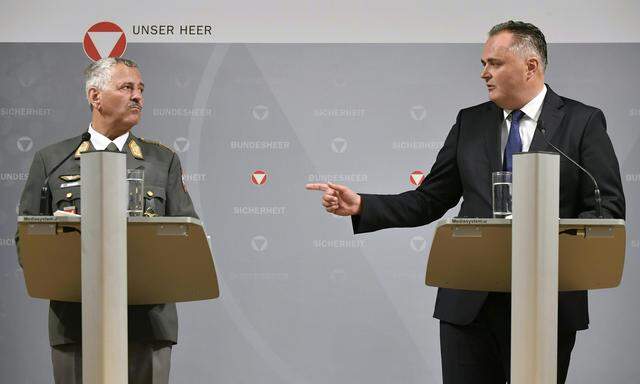 Airchief Karl Gruber (links) und Verteidigungsminister Hans Peter Doskozil verkünden das Ende der Eurofighter.