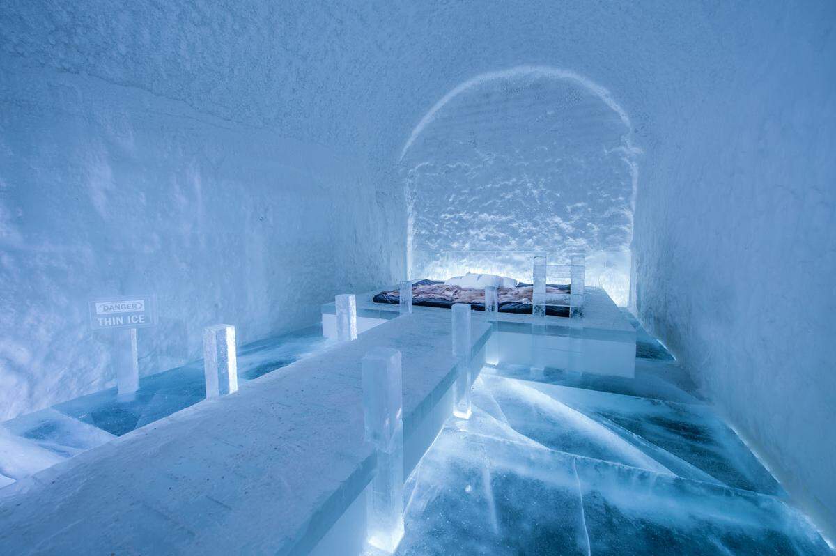 Seit 2017 hat das Icehotel, oder zumindest Teile davon, sogar 365 Tage im Jahr geöffnet. Mittels Solaranlagen wird das Hotel in Jukkasjärvi im Sommer gekühlt. Franziska Agrawal hat das Zimmer "Danger Thin Ice" entworfen.