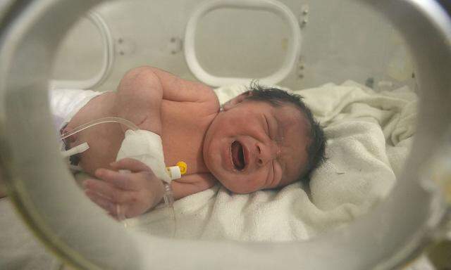 Dieses Baby überlebte das Erdbeben in Afrin, Syrien, einen Tag lang in den Trümmern. Nach seiner Familie wird noch gesucht.