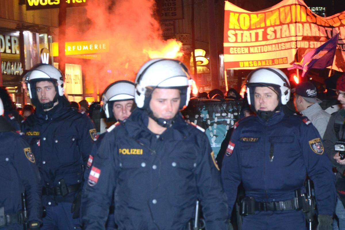 Steinwürfe, Böller und jede Menge Parolen: So lautet das Fazit der Proteste gegen den von der FPÖ ins Leben gerufenen Akademikerball – er gilt als Nachfolger des umstrittenen Burschenschafterballs des Wiener Korporationsrings (WKR). Rund 3000 Demonstranten waren in der Wiener Innenstadt unterwegs, mehrere 100 Polizeibeamte im Einsatz – und die FPÖ verärgert. DiePresse.com hat sich unter das Volk gemischt.