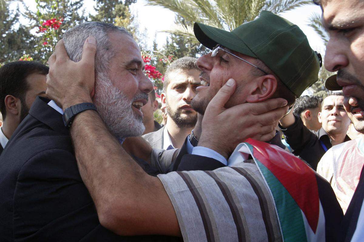Tausende Menschen feierten die Ankunft der Häftlinge. Auch Hamas-Führer Ismail Haniyeh (Bild) nahm die Freigelassenen in Empfang.