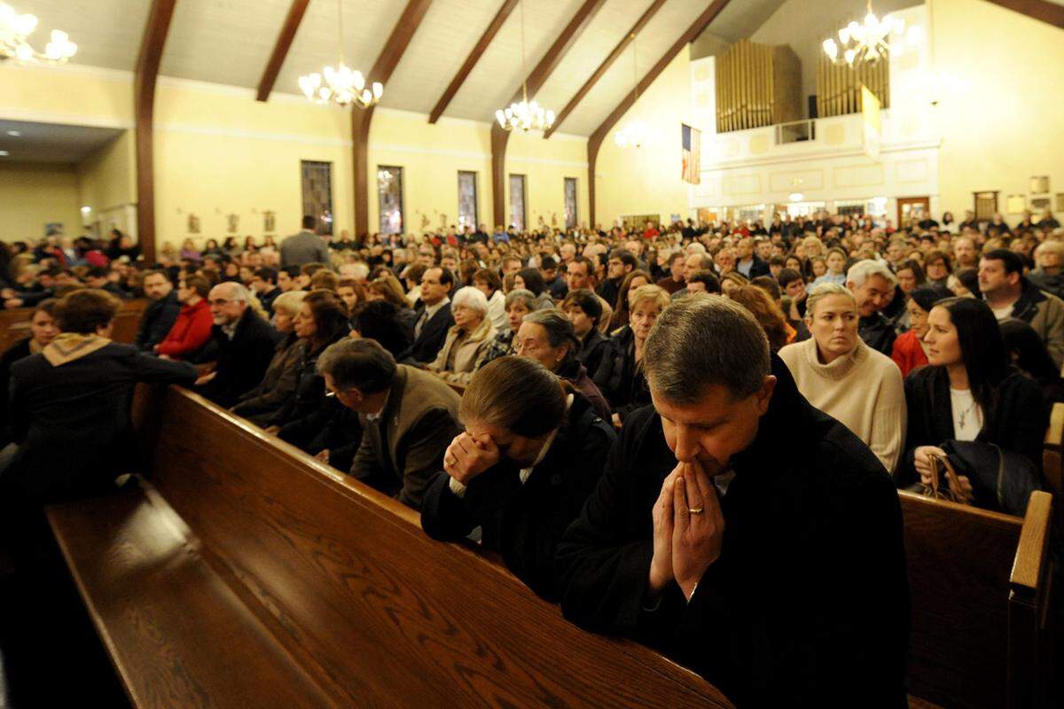 Viele Bewohner von Newton versammelten sich in der St. Rose-Kirche in Newton für ein Gebet.