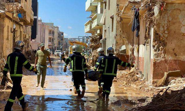 Rettungs- und Bergungseinheiten der ägyptischen Armee im Einsatz in Darna.   