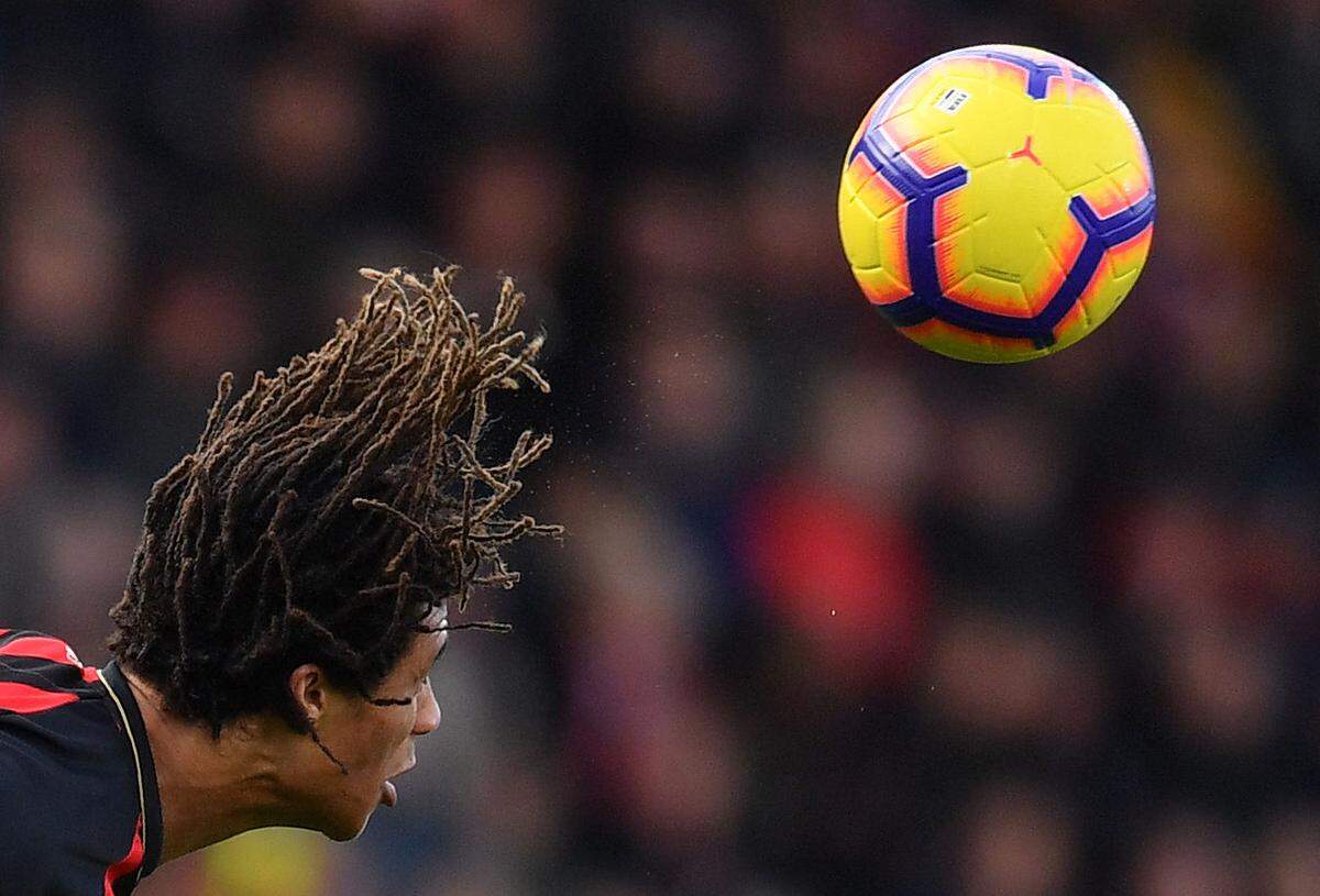 Nathan Ake: Immer der Haarpracht nach.