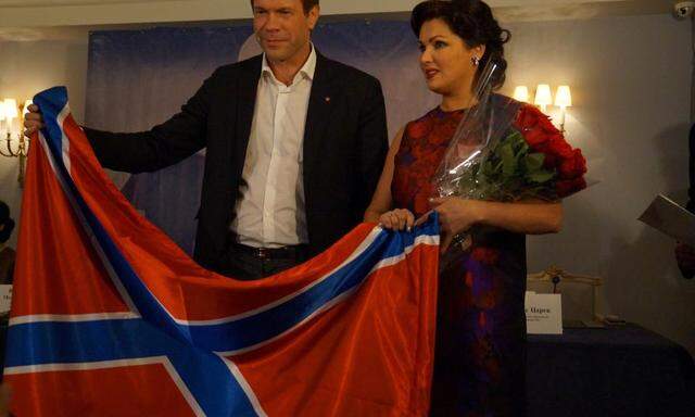 Tsarov und Netrebko präsentieren die Flagge von 