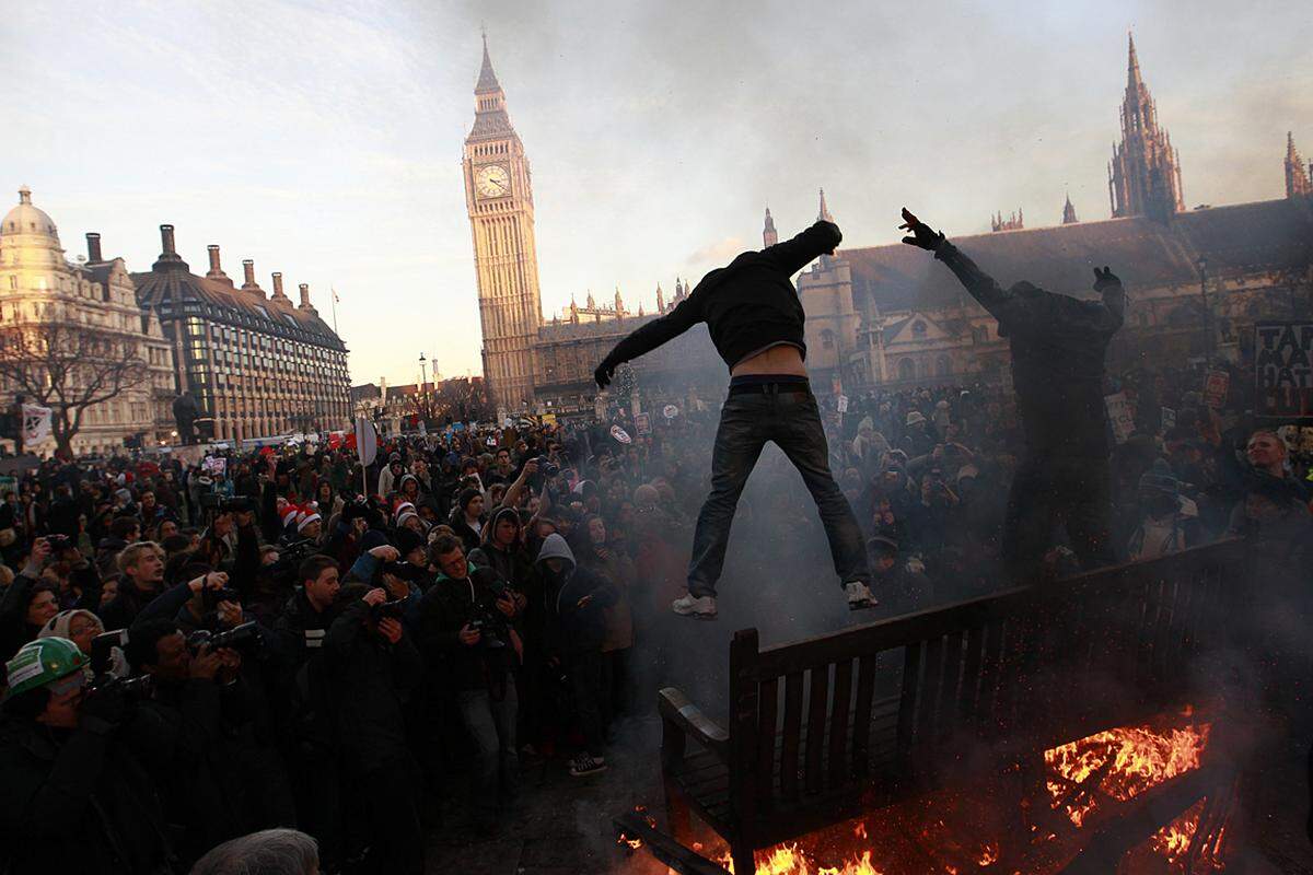 London, England. Mit der Entscheidung, die Studiengebühren massiv zu erhöhen, hat sich die britische Regierung den Zorn der Studenten zugezogen. Vor dem Parlament brennen die Bänke.