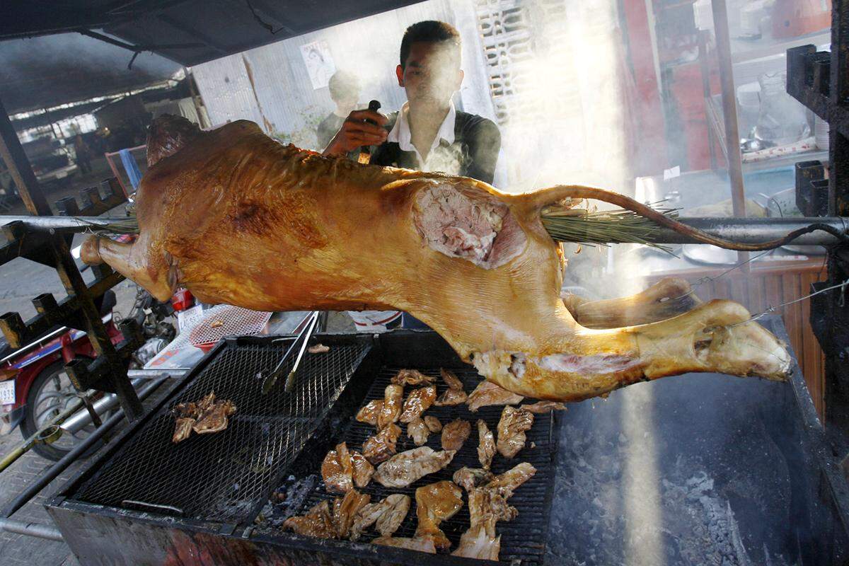 Keine Spieße in der Öffentlichkeit. Der Anblick von Spießbraten schürt nach Überzeugung der Regierung in Kambodscha Gewalt und wird deshalb in der Öffentlichkeit verboten. Restaurants können ihre Kälber nur noch im Verborgenen rösten. Zahlreiche Restaurants locken bisher mit dem brutzelnden Fleisch vor ihrer Tür Gäste an.  Die Regierung handle auf Empfehlung buddhistischer Mönche, berichtet eine lokale Zeitung. "Kühe vor Restaurants zu grillen heißt Gewalt zu unterstützen", zitierte die Zeitung Chhoeng Bunchhea, Mitglied eines buddhistischen Rats.