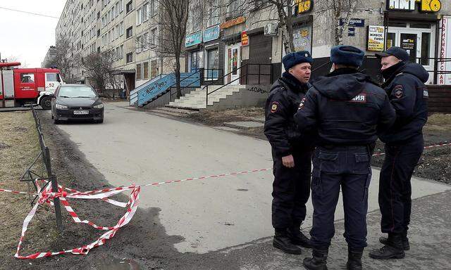 Russische Polizisten vor einem Wohngebiet.