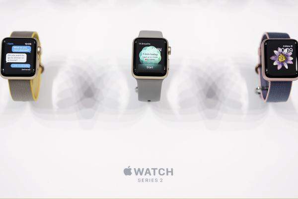 Die Uhr kommt für 419 Euro (38 mm) beziehungsweise 449 Euro (42 mm) auf den Markt und wird ebenfalls ab dem 16. September erhältlich sein. Die Apple Watch Series 1, wie das ursprüngliche Modell jetzt heißt, wird ab sofort mit einem besseren Prozessor ausgestattet und kostet nur mehr 319 Euro.