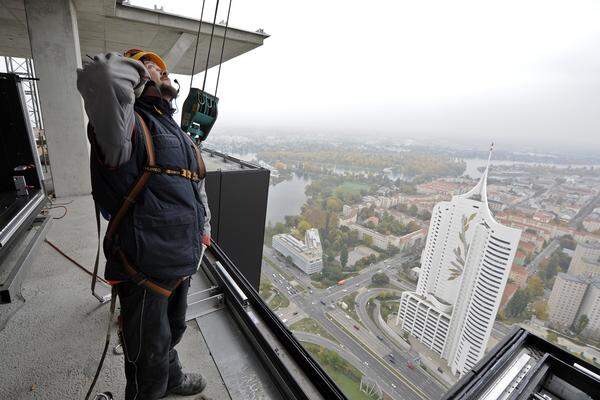 "Es kann ganz oben schon mal bis zu 70 Zentimeter schwanken. Das merkt man gar nicht", versicherte der Montageleiter.