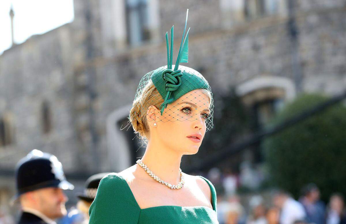 "Day Dresses and Hat" für die Frau, "Dress Uniform, Morning Coat oder Lounge Suit" für die Herren. So viel zum Thema Dresscode bei der Royal Wedding. Ein Blick auf die illustren Gäste zwischen Promis und Adeligen. Lady Kitty Spencer, die Nichte Prinzessin Dianas, kam zur Hochzeit von Cousin Prinz Harry und Meghan Markle in Grün.