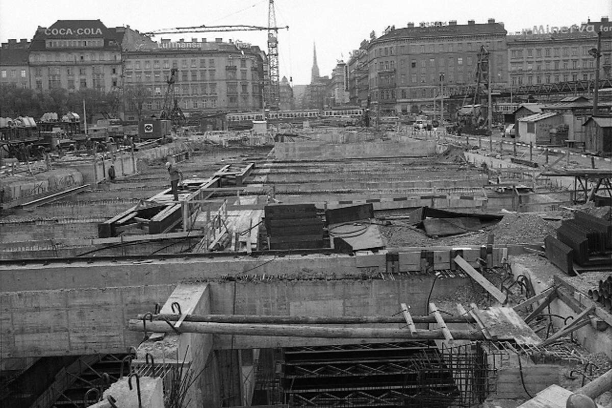 Den Spatenstich für die U1 setzte die Stadtregierung am 3. November 1969 am Karlsplatz. Zu diesem Zeitpunkt war die jetzige U-Bahnlinie U4 als Stadtbahn teilweise schon seit 1898 unterwegs.