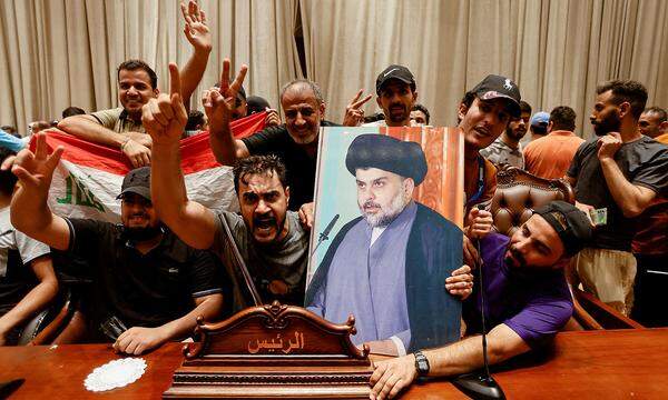 Anhänger des Predigers Moqtada al-Sadr stürmten Iraks Parlament.