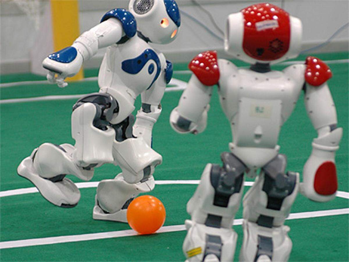 In der Königsdisziplin Fussball gibt es Wettkämpfe in unterschiedlichen Größenklassen. Als der RoboCup 1997 gestartet ist, haben sich die Forscher das hohe Ziel gesteckt bis 2050 ein menschliches Fußballteam mit Robotern zu schlagen.