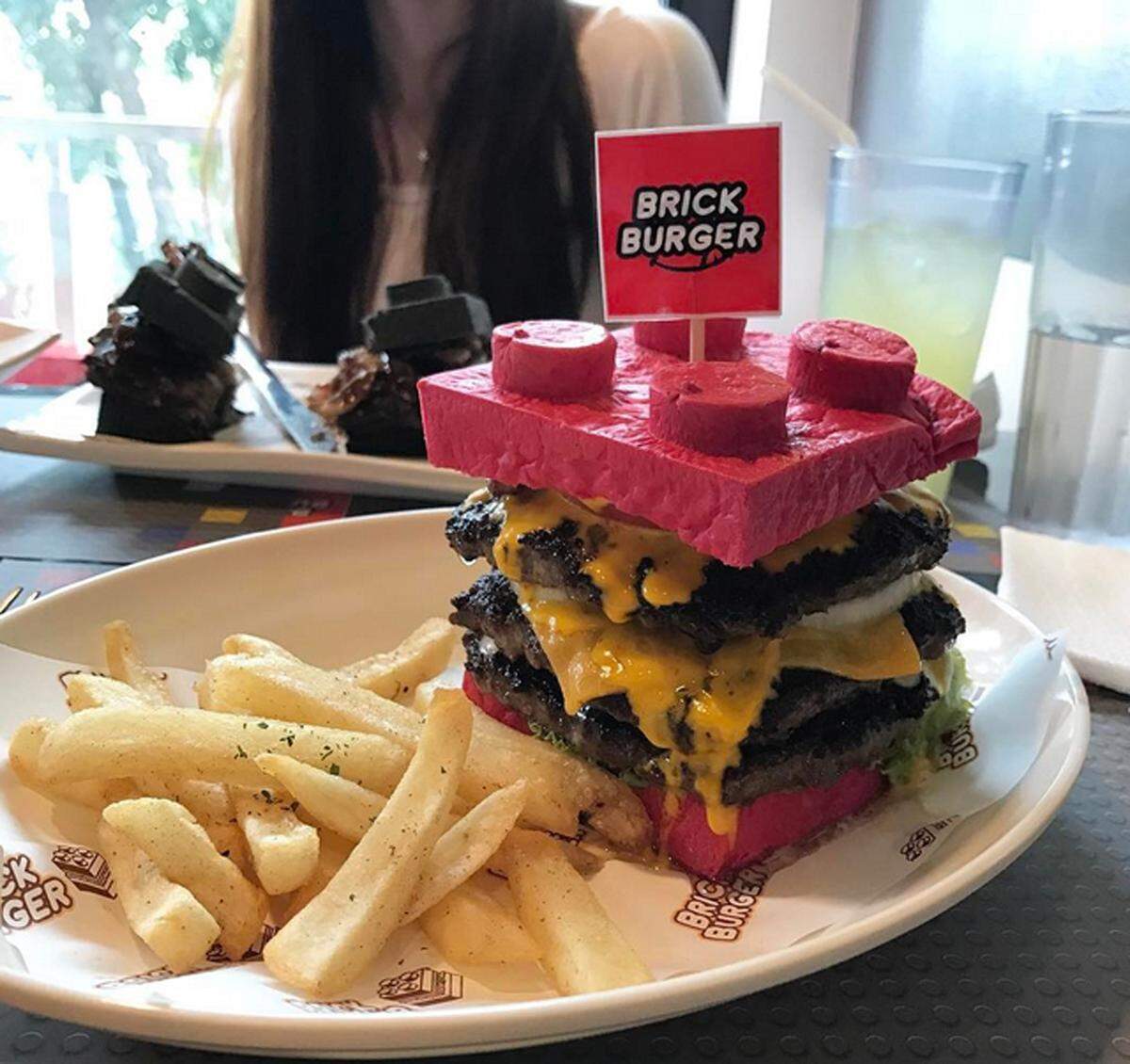 Nicht ganz so gesund, aber mindestens ebenso schön anzuschauen sind die Burger, die es im Restaurant "Brick Burger" auf den Philippinen gibt. Sie sind nämlich wie Legosteine geformt.