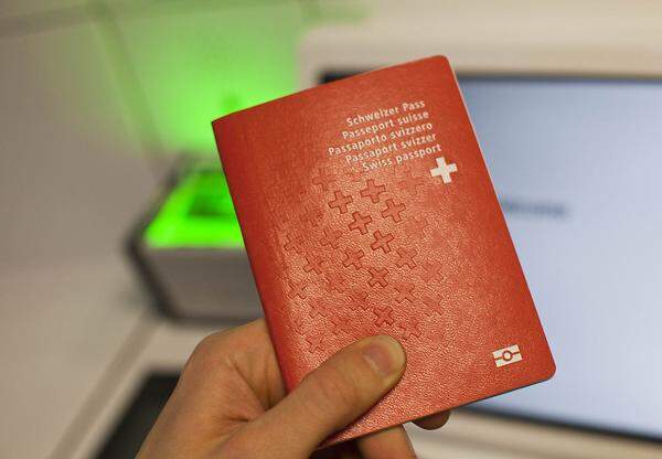 ...auf Platz 9 die Schweiz. Der Reisepass der Schweizer selbst trumpft mit modernem, schlichten Design auf.